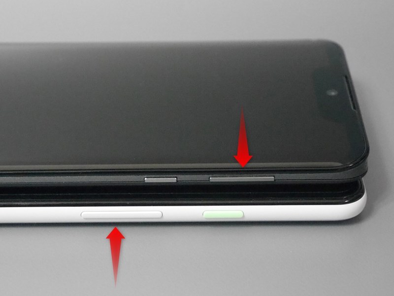 Pixel 3(下)と、音量ボタンの位置を比較したところ。本製品は音量ボタンがかなり上寄り(この写真では右寄り)に配置されていることがわかる