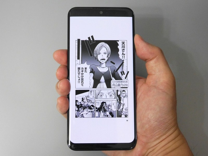 右手で握る場合は、親指で押せるのでそこまで違和感はない