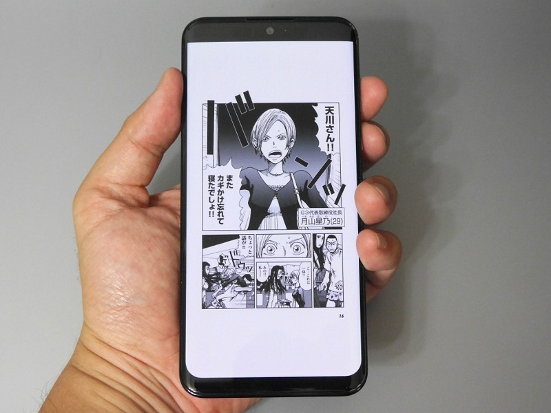 左手で握る場合は、本体を握る位置そのものを上寄りにしないと、右側面上にある音量ボタンに人差し指が届かない