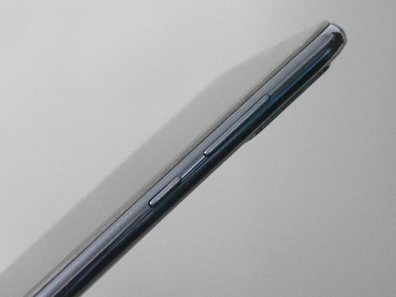 右側面。上に電源ボタン、その下に音量ボタンという、前回のAQUOS zeroと同じ配置。音量ボタンによるページめくりにはやや不便な配置だ(後述)