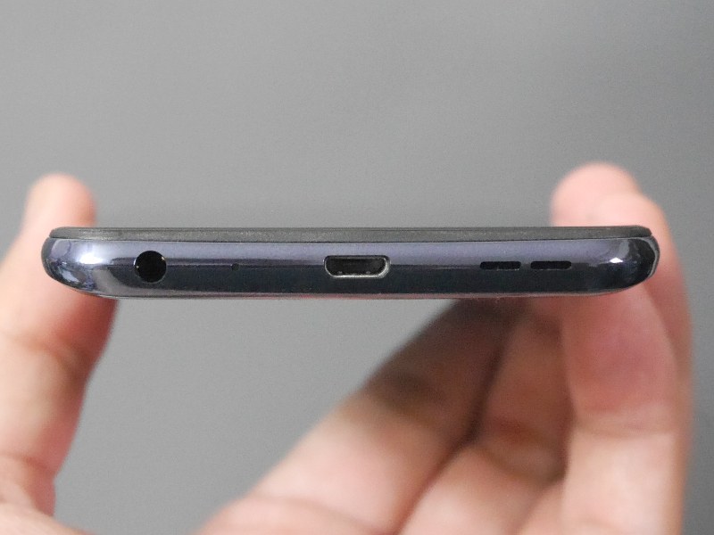 背面。USB Type-CではなくMicro USBを採用。イヤフォンジャックも搭載している。ちなみに上面にはとくに端子類はない