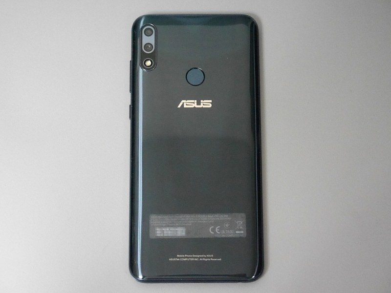 背面。左上にカメラ、中央に指紋認証センサーがある