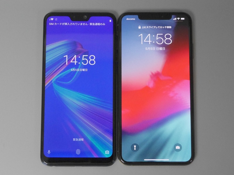 iPhone XS Max(右)との比較。筐体サイズはほぼ同じ、画面の天地サイズは本製品がわずかに小さい。上部ノッチのサイズは本製品のほうが横幅が短くコンパクトだ