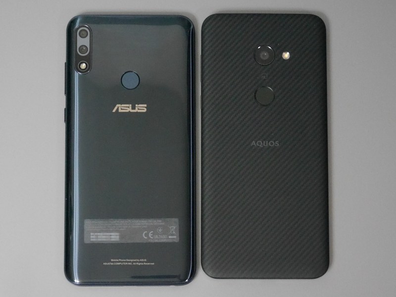 同じくAQUOS zero(右)と背面を比較したところ。指紋認証センサーを搭載するのは同じだが、カメラの配置が大きく異なっている