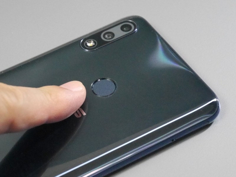 背面に指紋認証センサーを搭載する。前回のAQUOS zeroのように、配置がカメラとまぎらわしいこともない