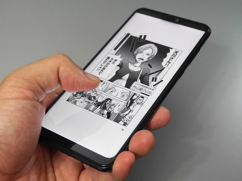 コミックを読んでいる様子。背後から握るように持ち、親指で左右スワイプしてページをめくるようにすれば、片手でも操作できる