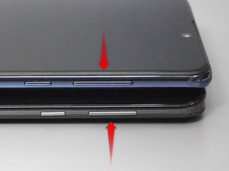 前回のAQUOS zero(下)と同じく、音量ボタンがかなり上寄り(この写真では右寄り)に配置されているため、普通に持つと指が届きにくい