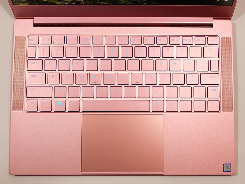 キーボードは英語配列のアイソレーションタイプ。キーボードのカラーもすべてピンクで統一されている