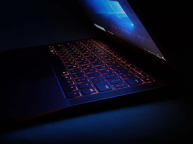 1,680万色に対応するバックライト「Razor Chroma」を搭載