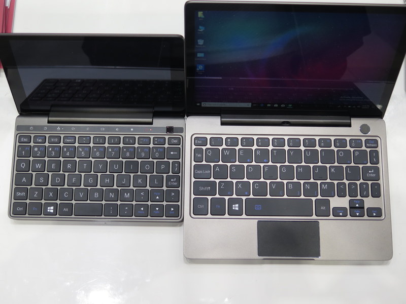 GPD Pocket 2(左)とのキーボード面の比較。タッチパッドも手前に備わった