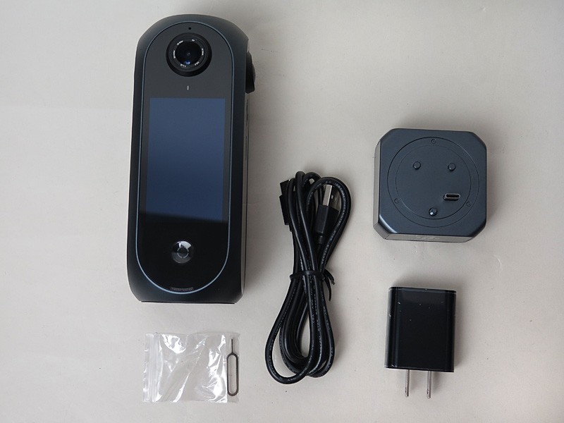 本体に加え、充電器、USBケーブル、ドック、SIMトレイ取り出し用ピンなども同梱されている