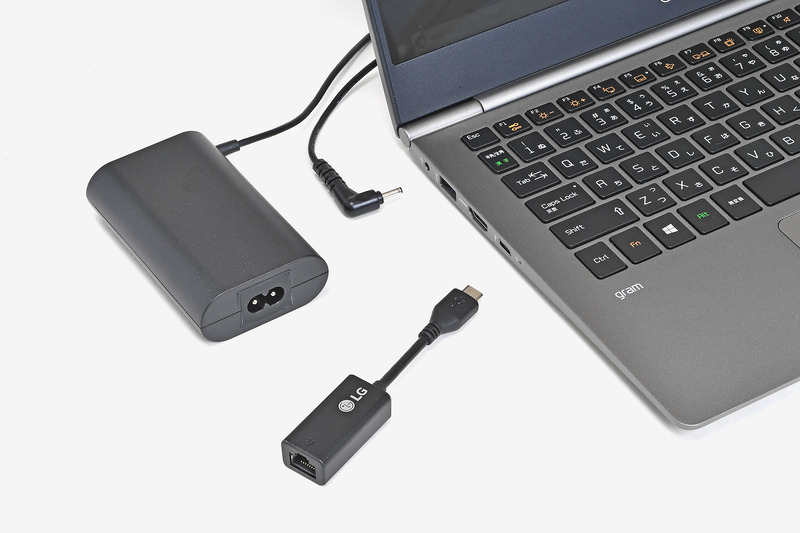 ACアダプタと、USB Type-Cの有線LANアダプタ