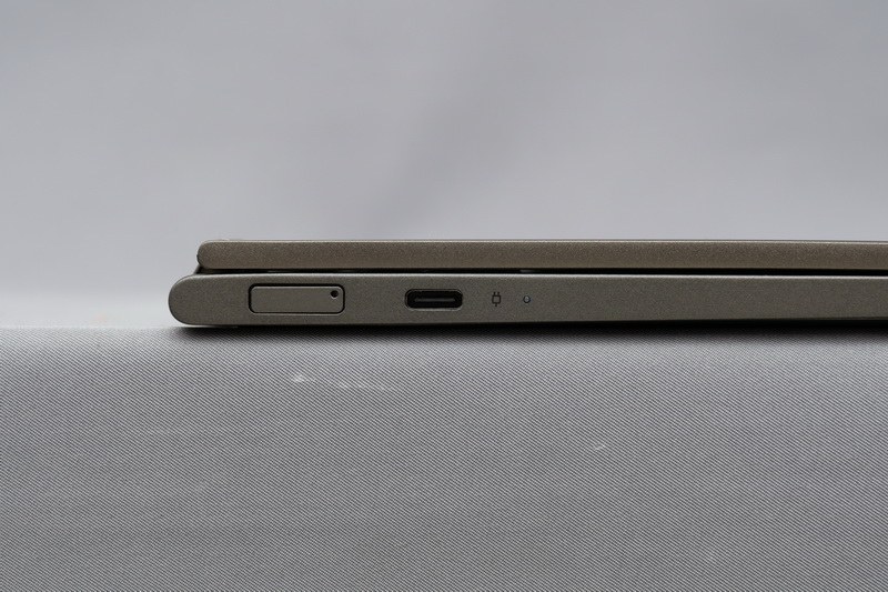 左側面にSIMカードスロットとUSB 3.1 Gen1準拠USB Type-C×1を配置