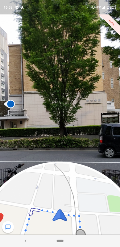 AR機能が起動したところ。進むべき方向が矢印で表示される