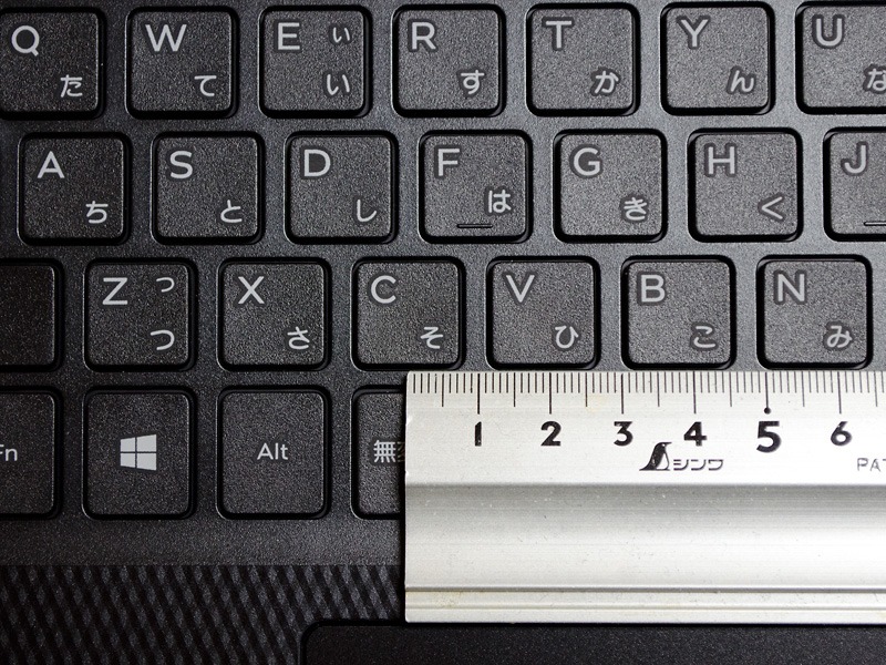 主要キーのキーピッチは約19mm。[&yen;]と[Backspace]キーのピッチがせまいのが気になるところか
