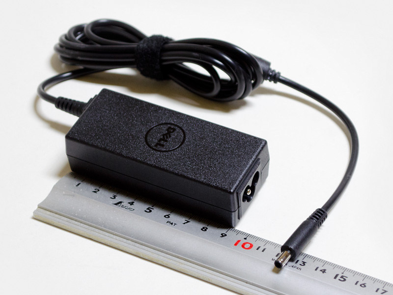 付属のACアダプタのサイズは約90×38×25mm(幅×奥行き×高さ)、重量160g、出力19.5V/2.31A