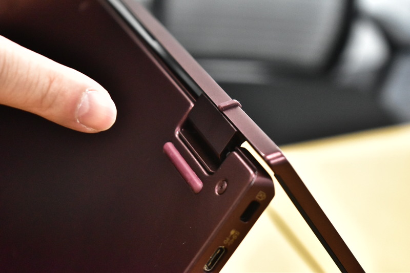 ヒンジ部分が隠れて見えなくなる工夫が施され、スッキリした印象を実現している