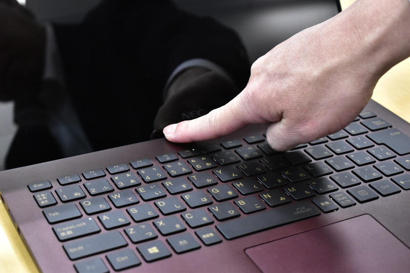 ヒンジ部分が隠れて見えなくなる工夫が施され、スッキリした印象を実現している