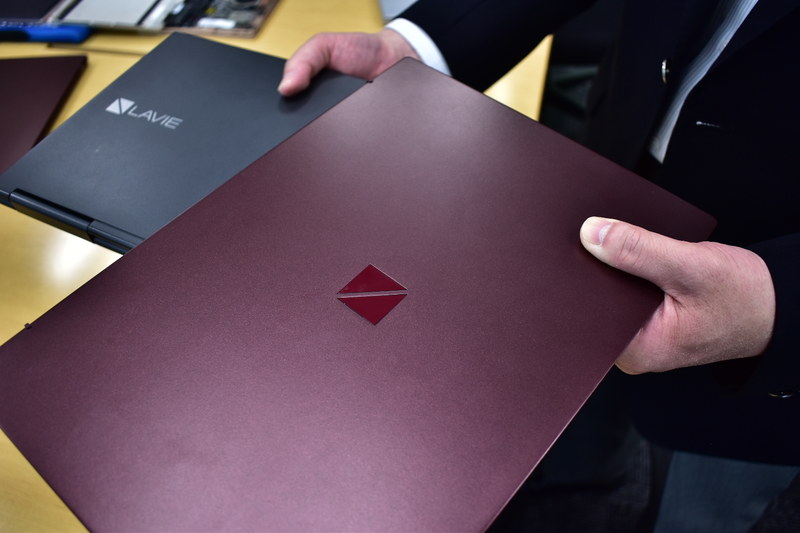 シンプルな天板デザインは印象がまったく異なる。