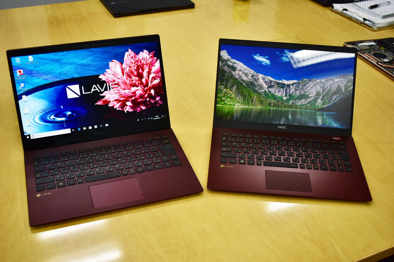 右がモックアップ。左が製品。微妙にキーボードなどが異なる。