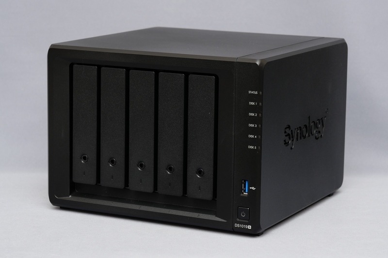 ABBはDiskStation Manager 6.2が動作する製品で利用可能。今回は5つの3.5インチリムーバブルベイを備える「DiskStation DS1019+」を利用している