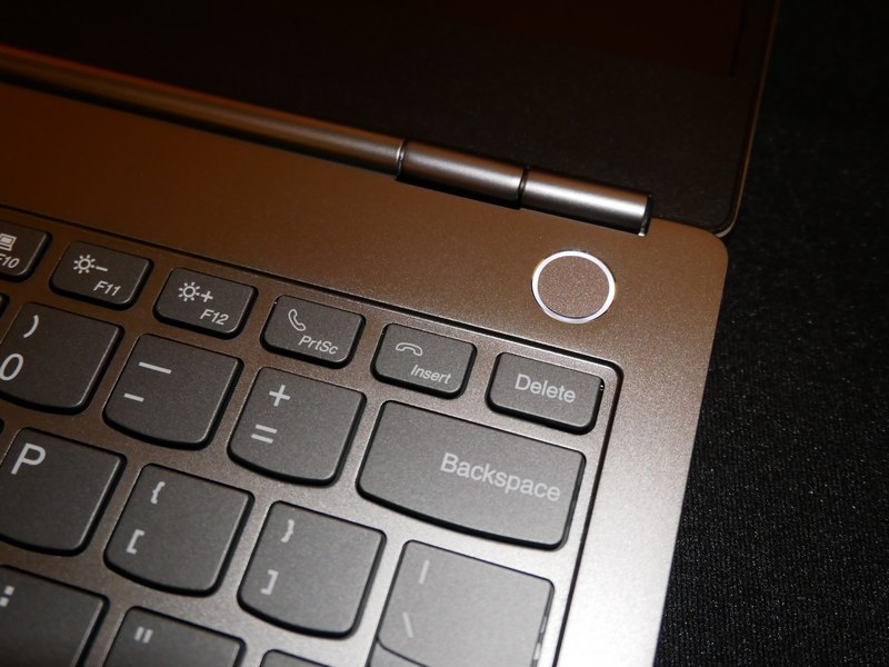 電源ボタンを押すだけで、指紋認証により安全な起動ができる