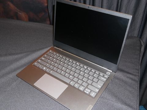 ThinkPadから世界初の折りたたみディスプレイ採用で900gの2in1 - PC Watch