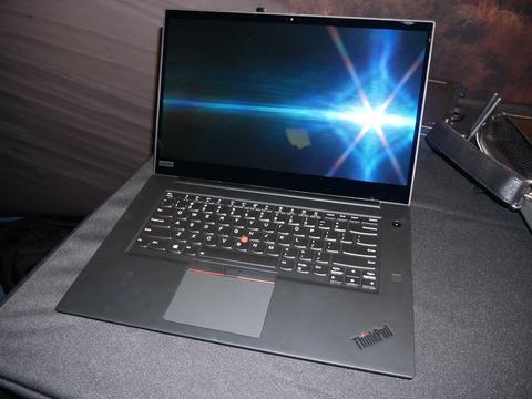 ThinkPadから世界初の折りたたみディスプレイ採用で900gの2in1 - PC Watch