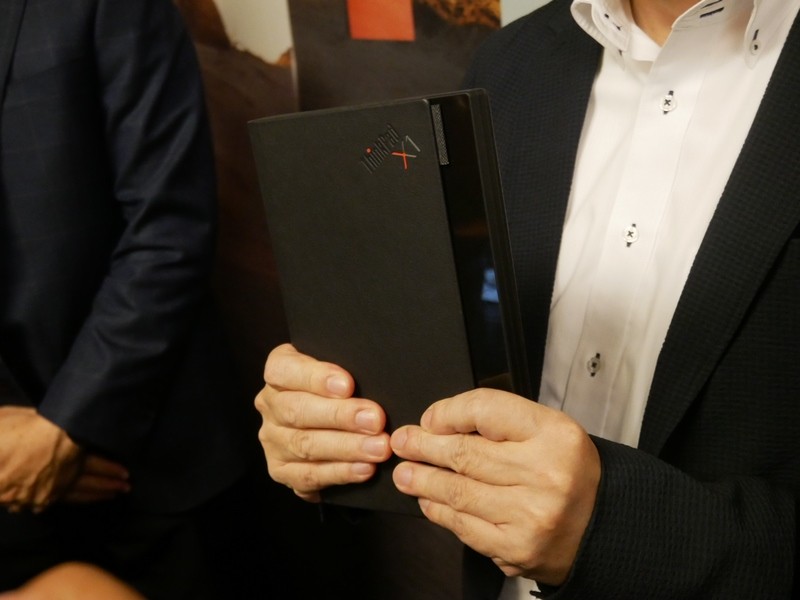 持ち運びの際には小脇に抱えられるサイズだ