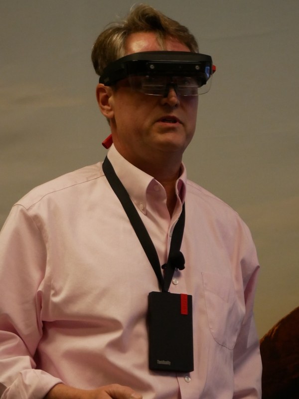 ThinkReality A6を装着した様子