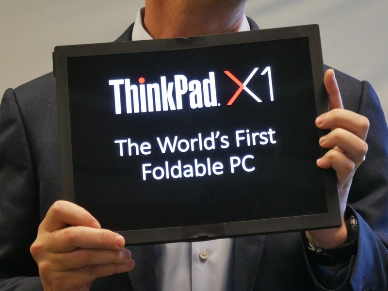 Lenovoが発表したFoldable PC。13型のディスプレイを広げて、平面にしてタッチ操作できる
