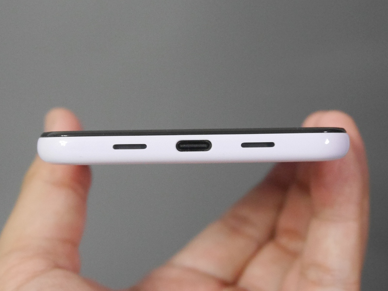 底面。コネクタはUSB Type-C。左右にスピーカーを備える