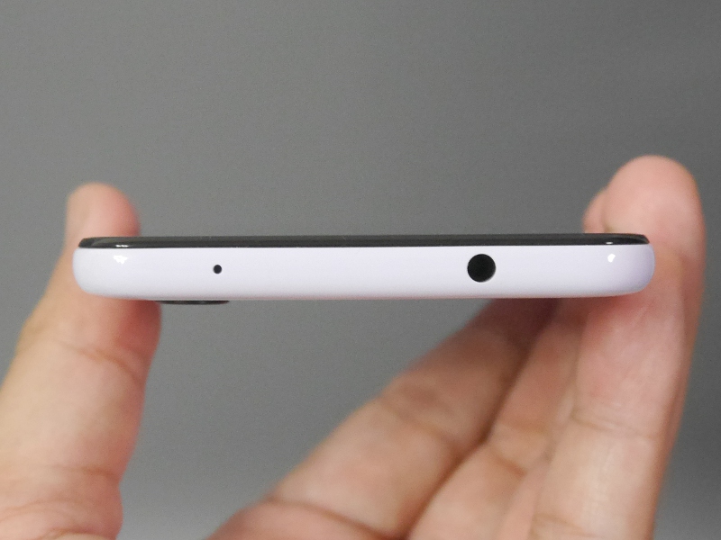 上面。Pixel 3 XLにはないイヤフォンジャックを備える
