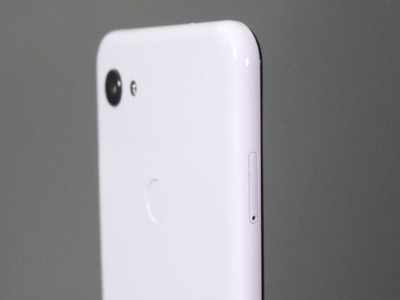 左側面。SIMカードスロットを備える。Nano SIMサイズで、メモリカードは非対応