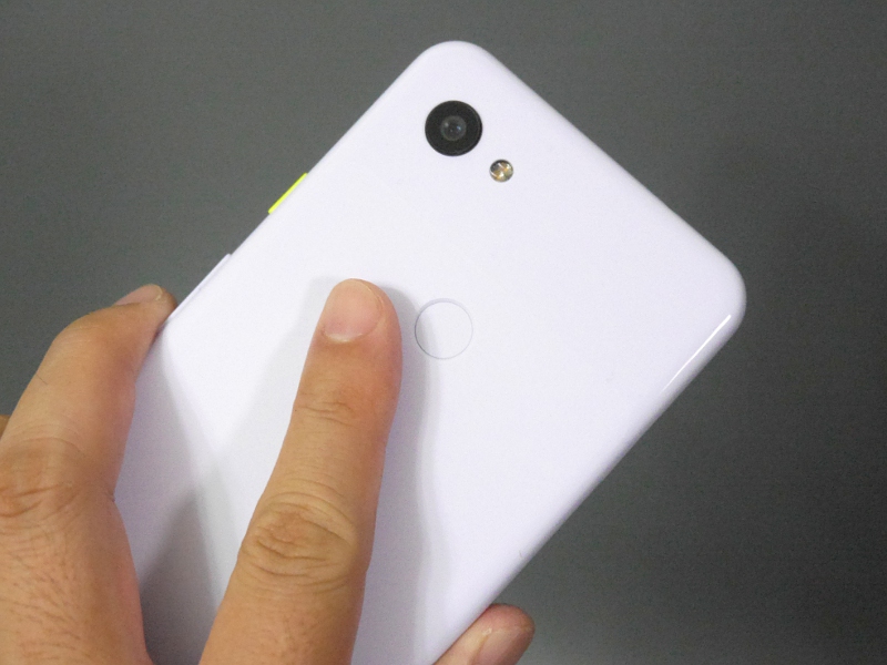 背面は左上にカメラ、中央には指紋認証センサーを備える