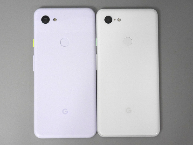 背面。本製品はややプラスチック感が強い。なおワイヤレス充電機能は省かれている