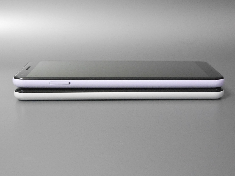 上が本製品、下がPixel 3 XL。本製品はSIMカードスロットが左側面にある