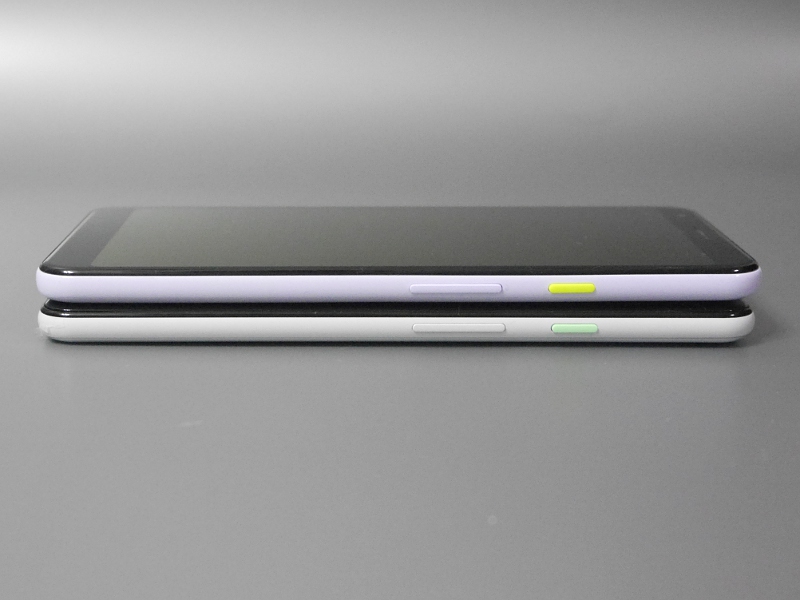 右側面。電源ボタンおよび音量ボタンの配置はほぼ同様