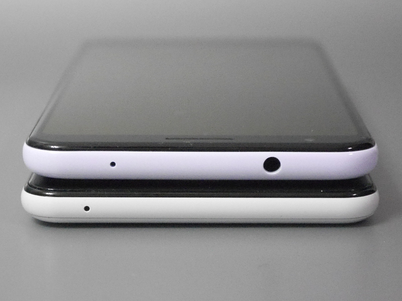 上面。本製品はイヤフォンジャックが追加されている