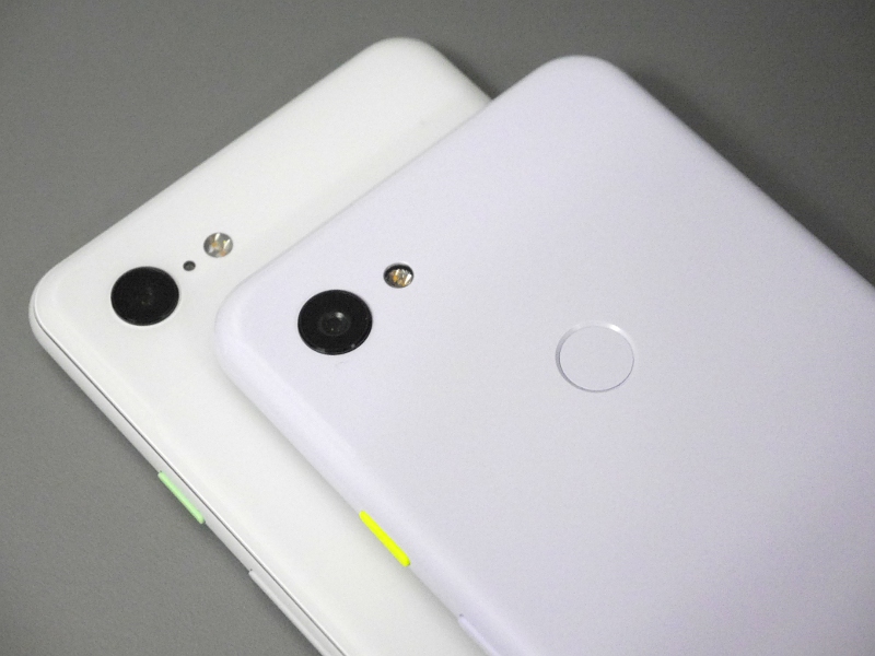 ポリカーボネート製の本製品(手前)のほうがプラスチック感が強い。若干チープな印象はあるが、両者を並べず単体で見るとそう気になるわけではない