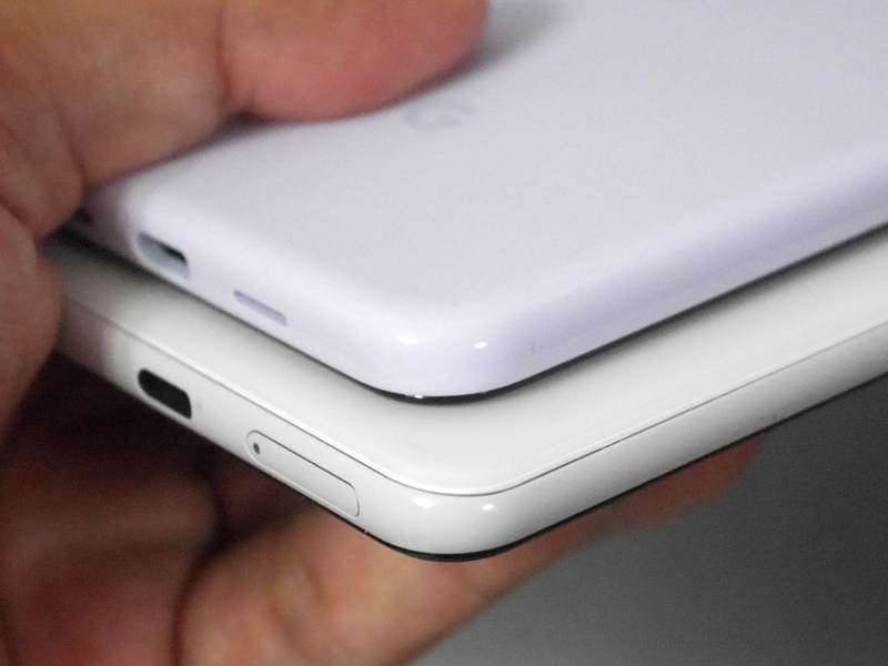 本製品(上)は背面から側面までが一体成型となったため、従来のPixel 3 XL(下)にあった側面の段差がなくなっている