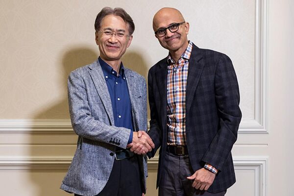 左からソニー株式会社 社長兼CEO 吉田憲一郎氏、Microsoft CEO サティア・ナデラ氏