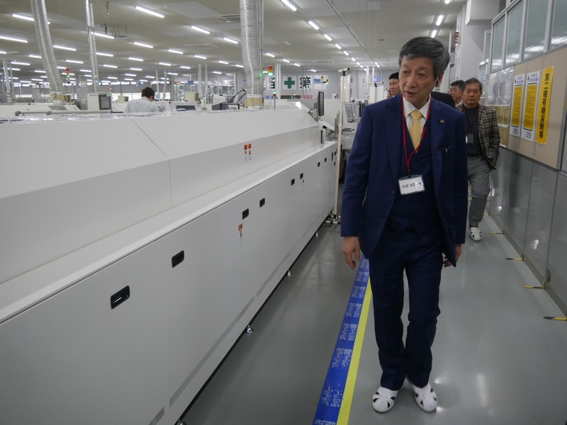 実装ラインの視察の様子。3,500点の部品を自動で実装するという