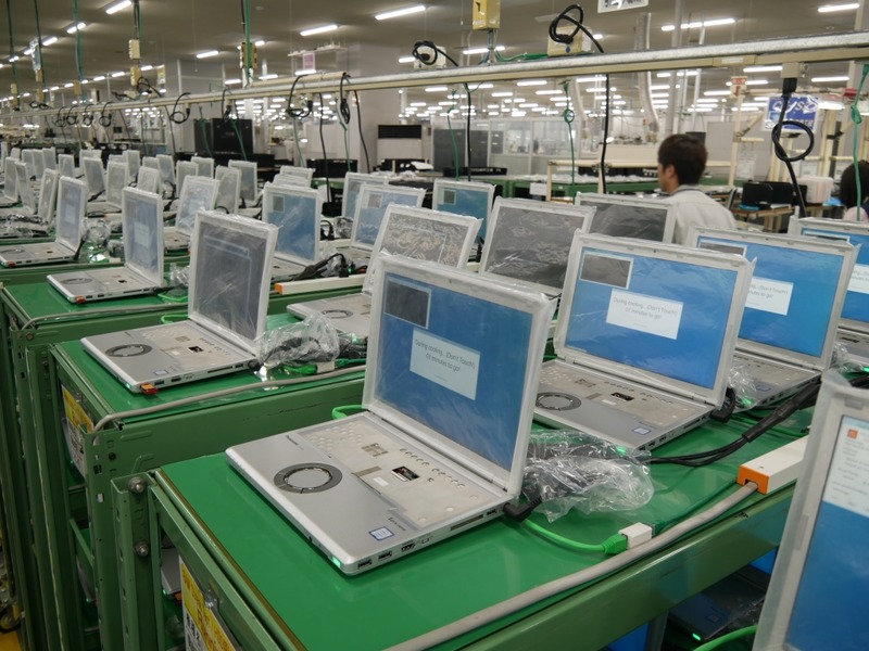 組立完了後にエージングを行なっているレッツノート