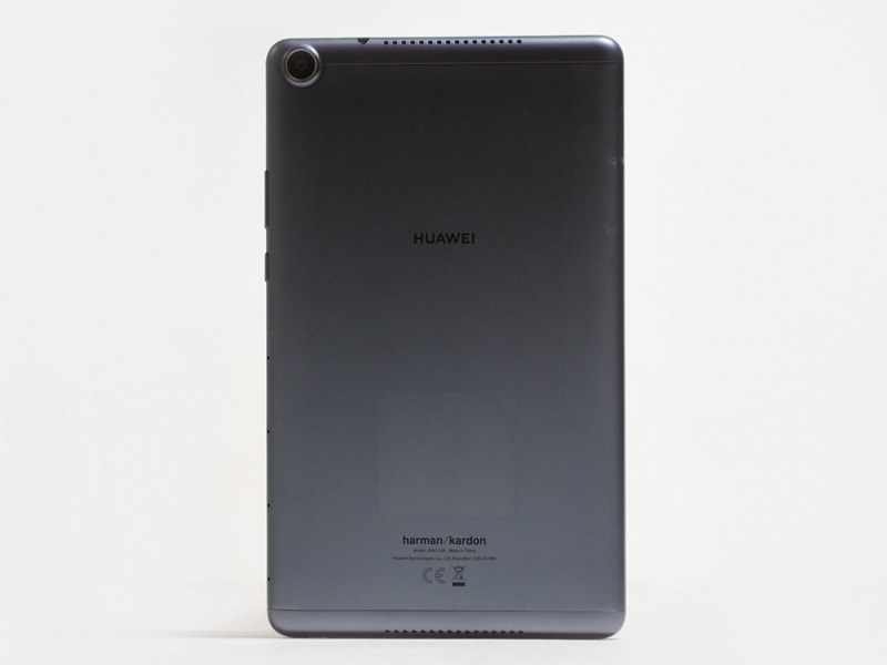 左上に1,300万画素の背面カメラ。上下のスリット(横位置時左右)にスピーカー