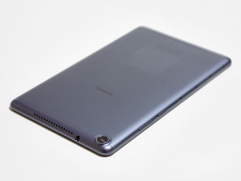 右側面に音量±ボタンと電源ボタン。上側面に3.5mmステレオミニジャック