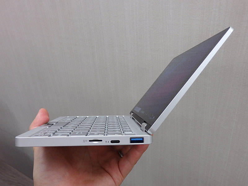 右側面はmicroSDカードスロット、USB Type-C、USB 3.0
