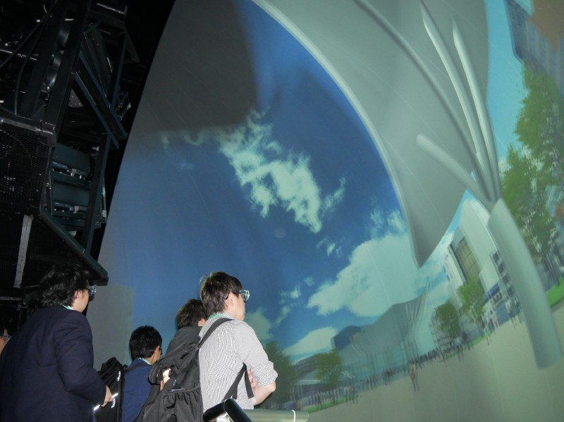 複数人が3D立体映像を閲覧可能な映像装置「汐留サイバードーム」