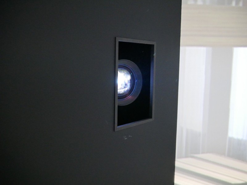 「1/1 VRドーム」は、壁に埋め込まれた2台のプロジェクタで投影