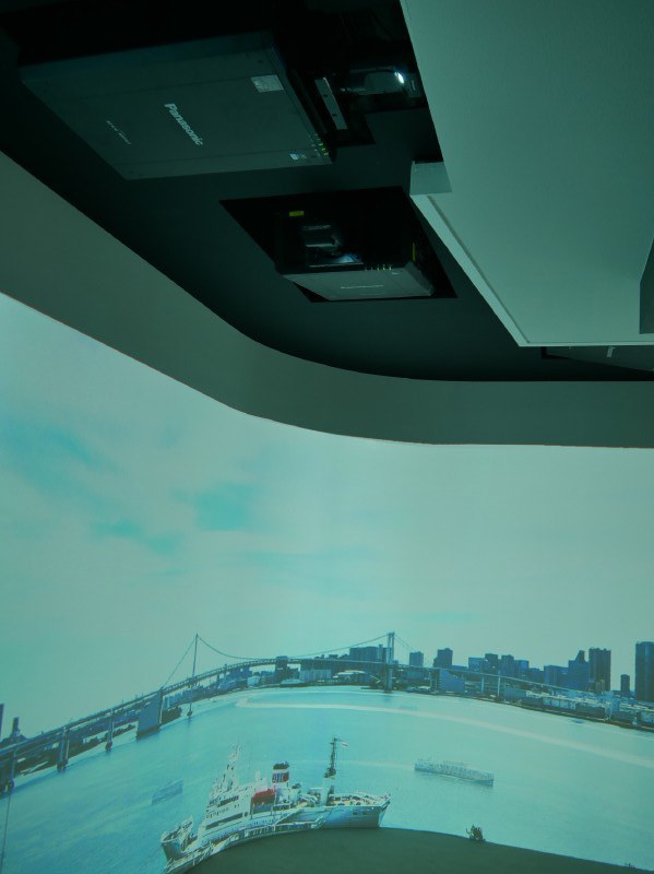 天井に配置された投影用のプロジェクタ